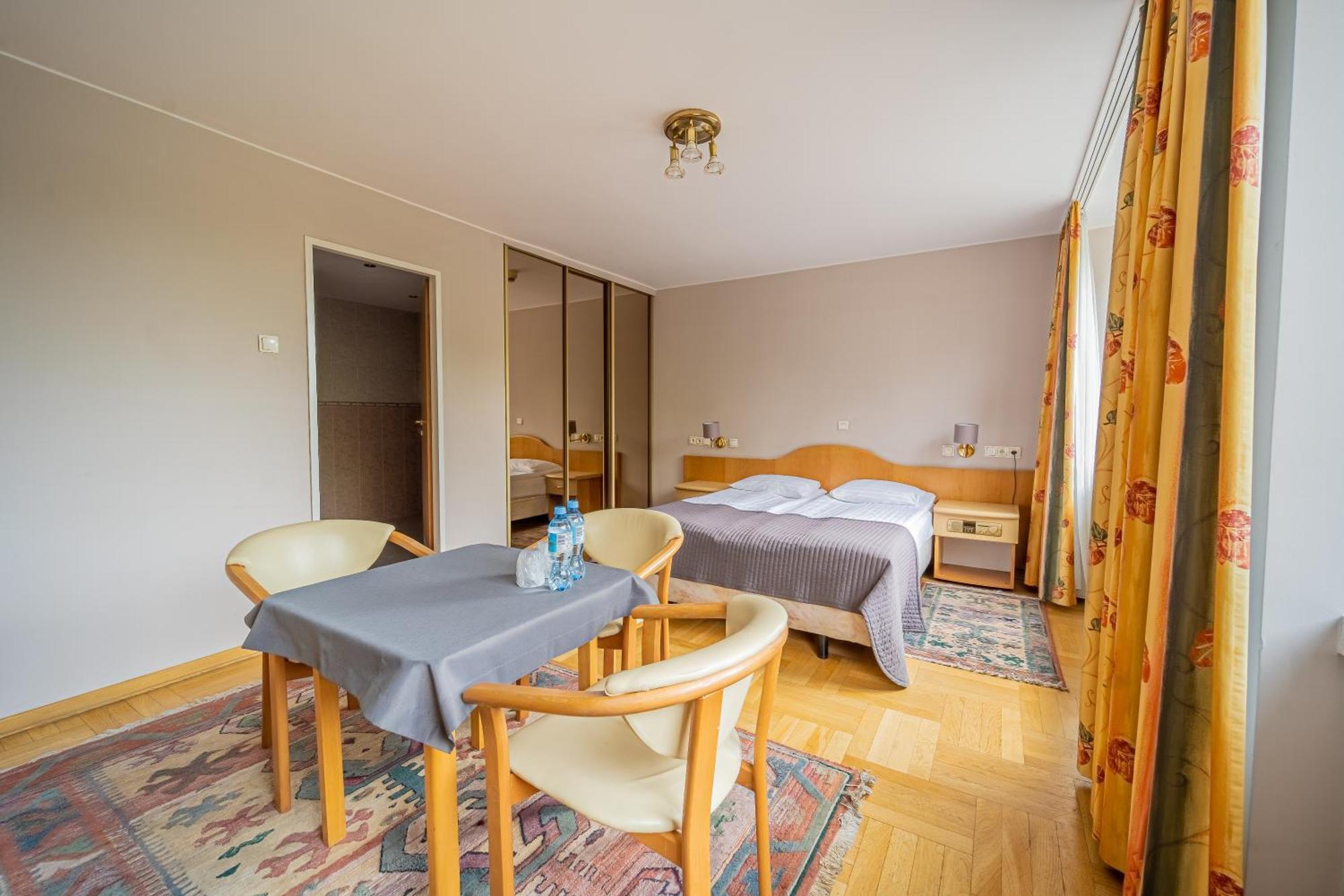 Hotel Mazowiecki Lodz Exterior photo